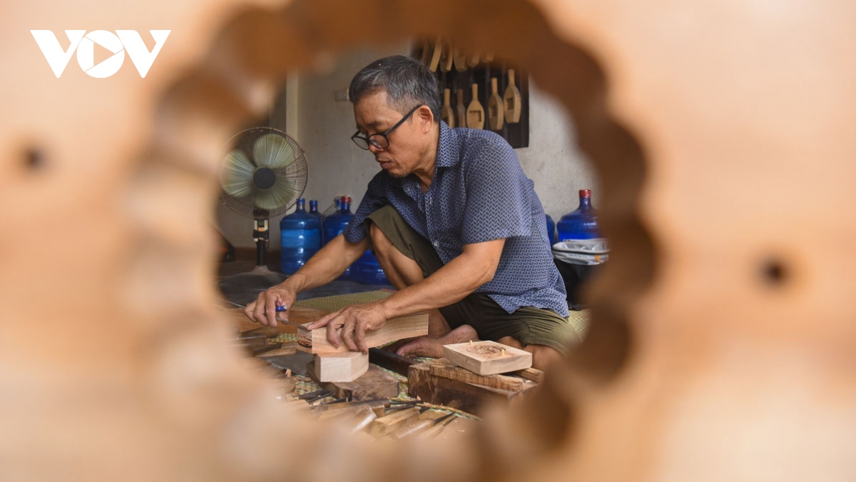 Last moon-cake mold maker in Hanoi keeps tradition alive